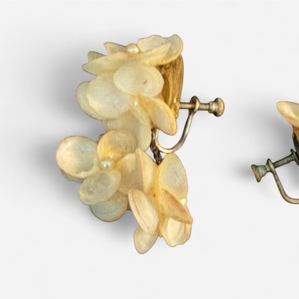 Vintage Cream Seashell Floral Screw-On Earrings, 1950s–60s - Picture 3 of 4